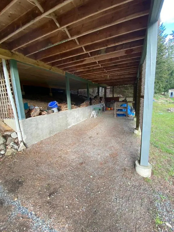 Cozy 2 bedroom cabin next to trails and beaches.