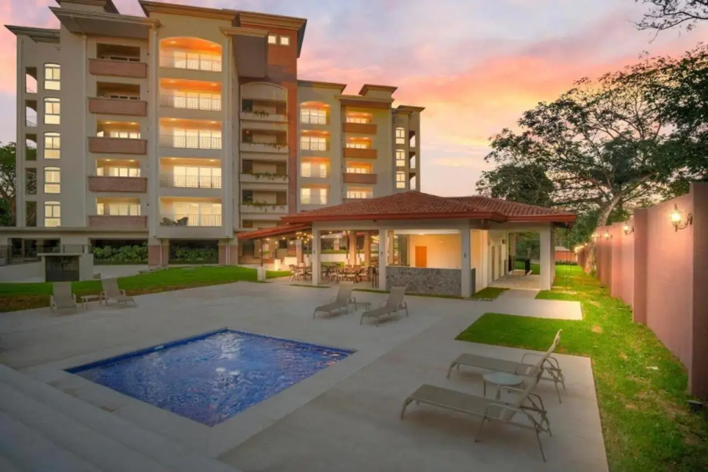 Tropical Luxury 2Bdr condo - Pool view - At the Beach