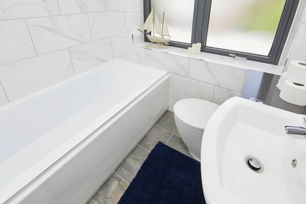Modern 2 Bedroom House With Free Gated Parking