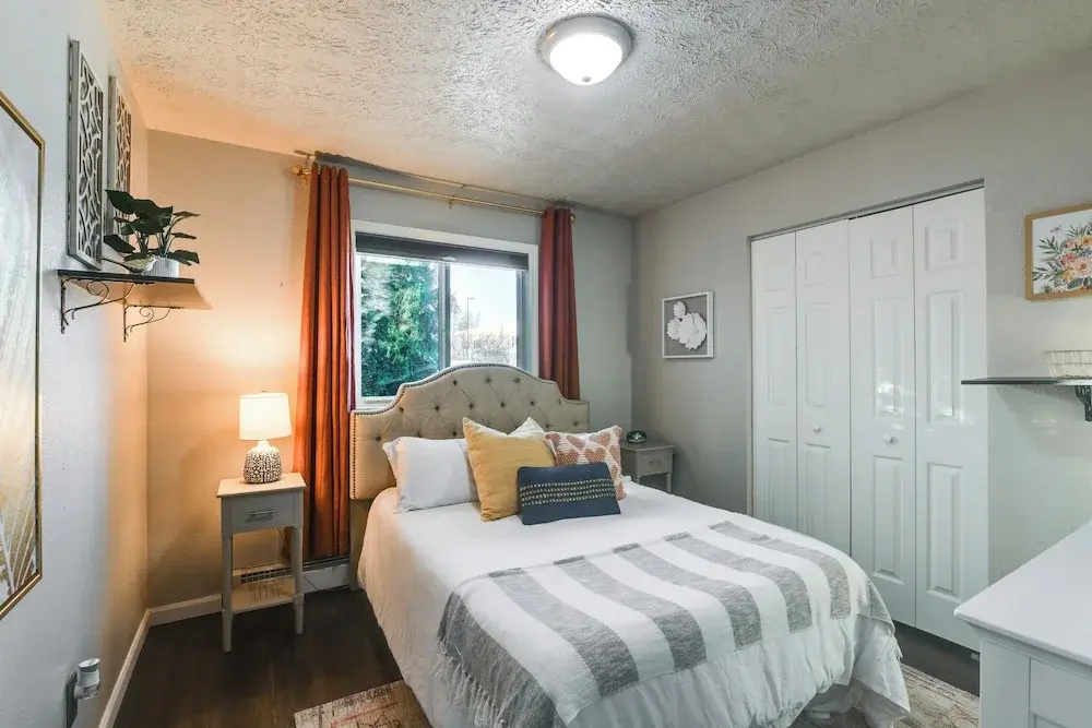 Updated Townhome: Near Airport & Shopping!