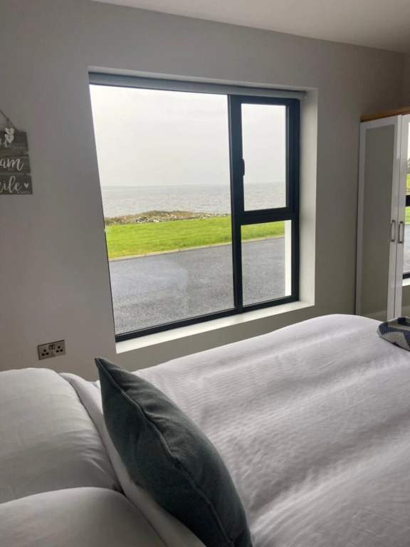 Spectacular ocean views & minutes to Cliffs- Clahane Shore Lodge
