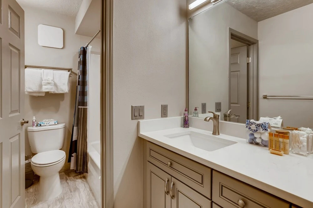 Private Entry, Washer&dryer, Near Town, Lake Dillon! 3 Bedroom Condo by RedAwning