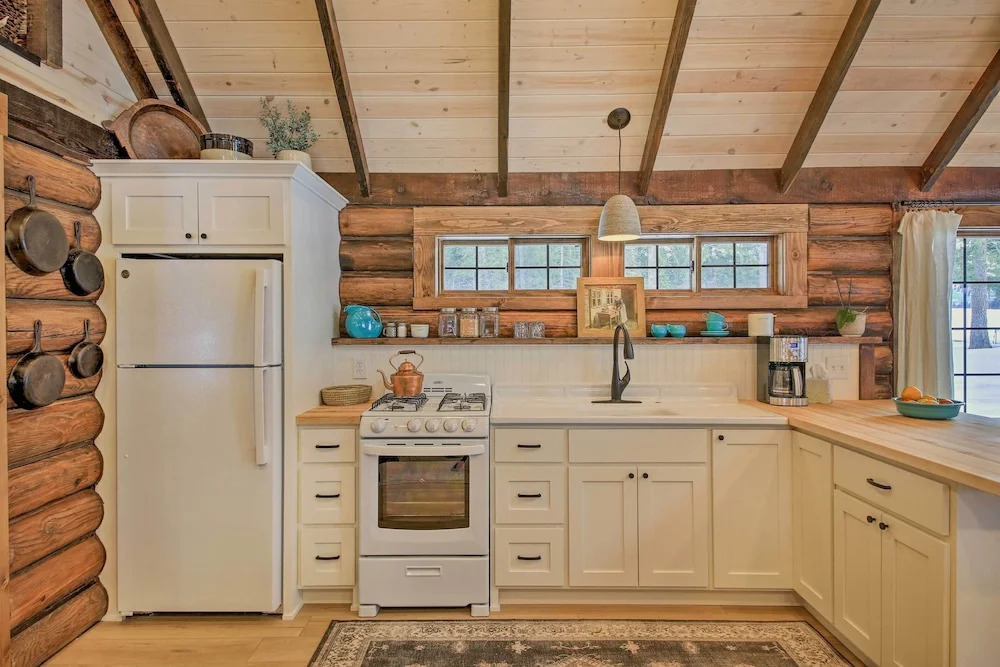 Serene Kootenai Cabin - 3 Mi to Dtwn & River!