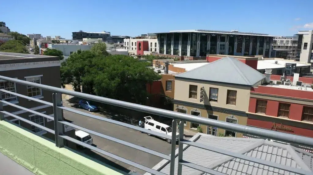 Man And Tree House - De Waterkant