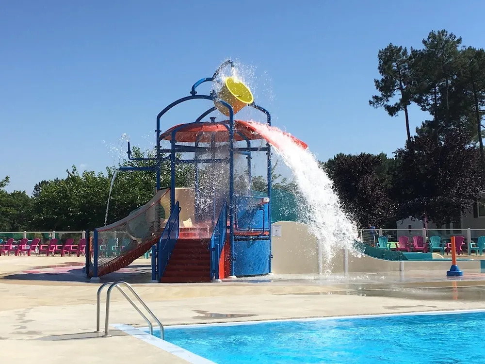 Bungalow With 2 Bedrooms in Saint-julien-en-born, With Shared Pool and Furnished Garden