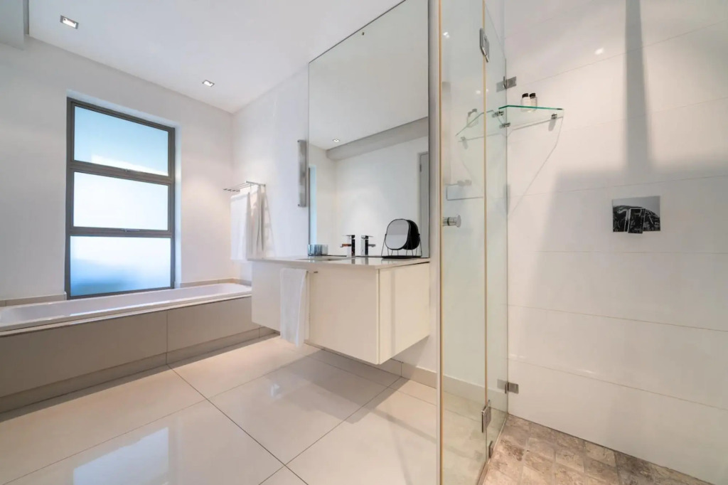 Amara Lincoln - 100m From Camps Bay Beach