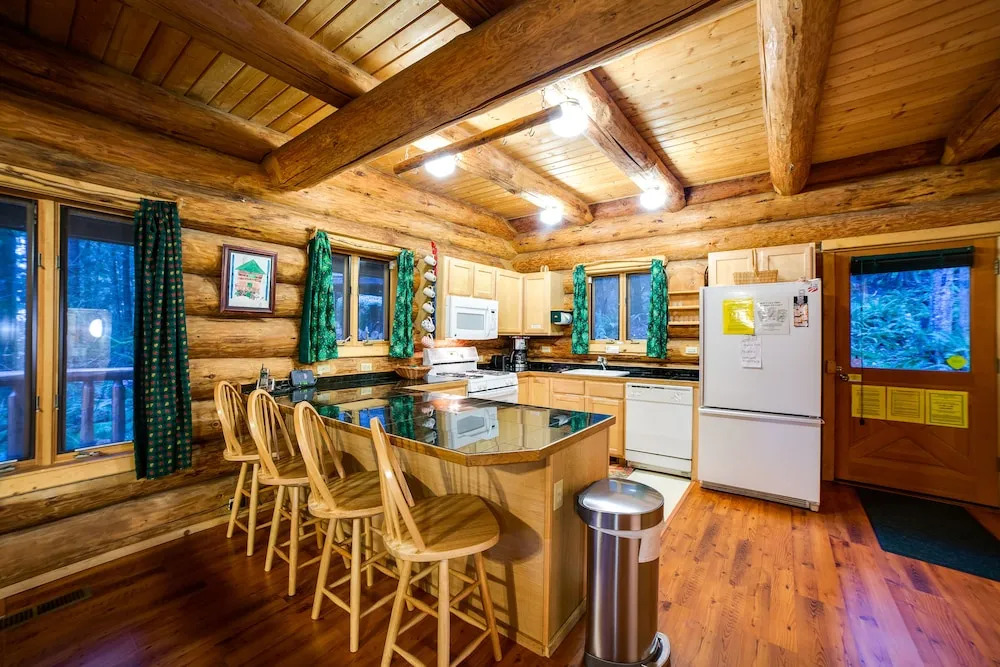Mt. Baker Lodging Cabin 47 – Hot Tub, BBQ, Sleeps 10! by MBL