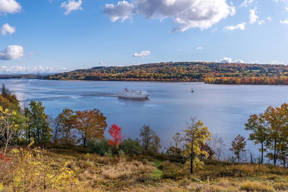 River Lodge by Avantstay 11 BR Historic Estate w/ Pool & Views of Hudson!