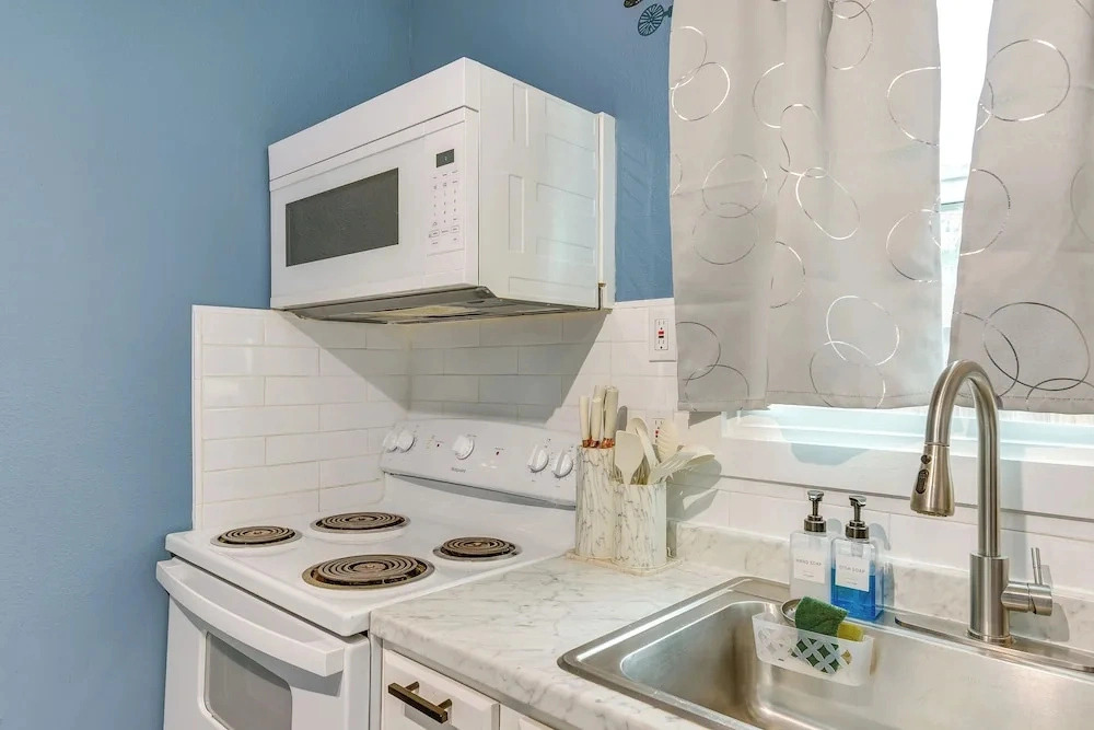 6 Mi to Med Center & NRG Stadium: Houston Home