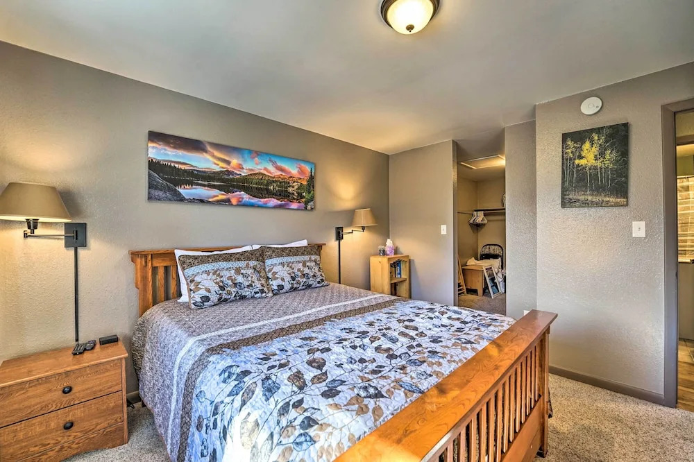 Luxe Updated Home w/ Grill + Hot Tub: 4 Mi to Rmnp