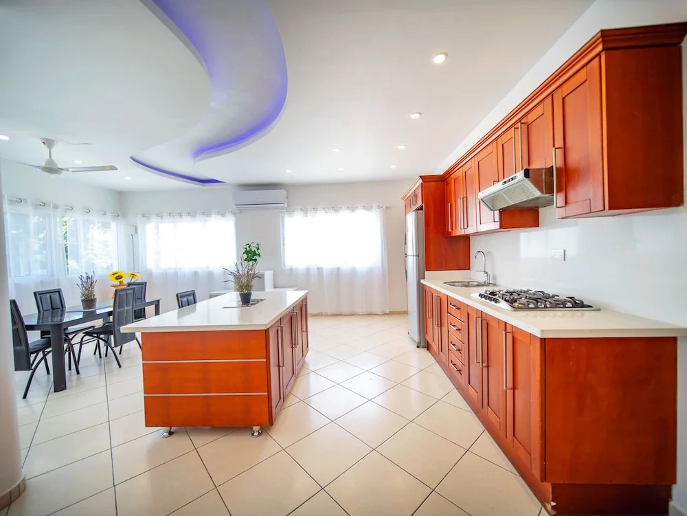 2BR Luxury Apartment in Heart Of Nightlife Area!