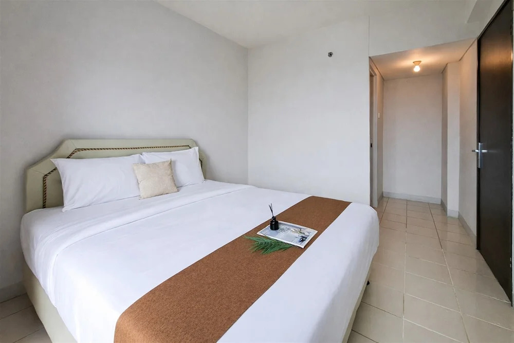 Spacious And Warm Combined Studio Room At Apartment Serpong Greenview