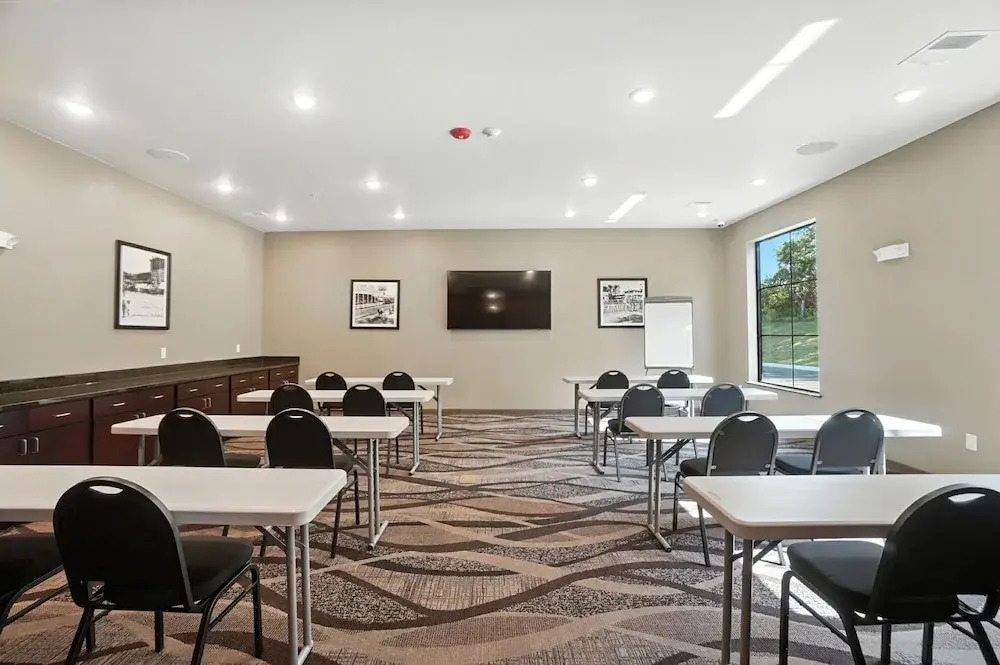 Cobblestone Hotel & Suites - Bellefontaine