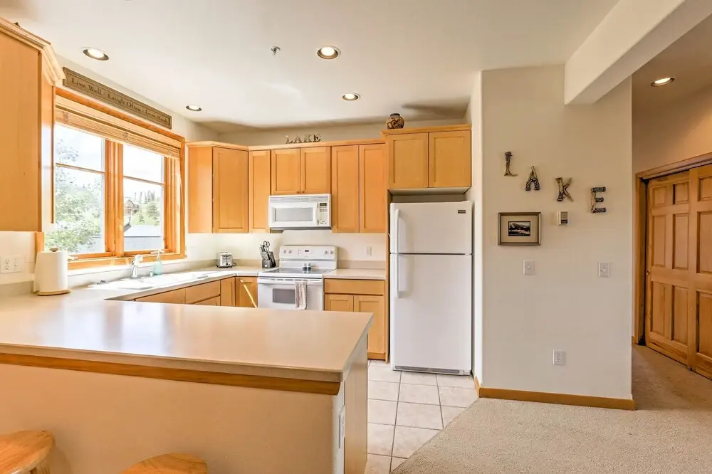 7 Mi to National Park: Grand Lake Condo w/ Deck!