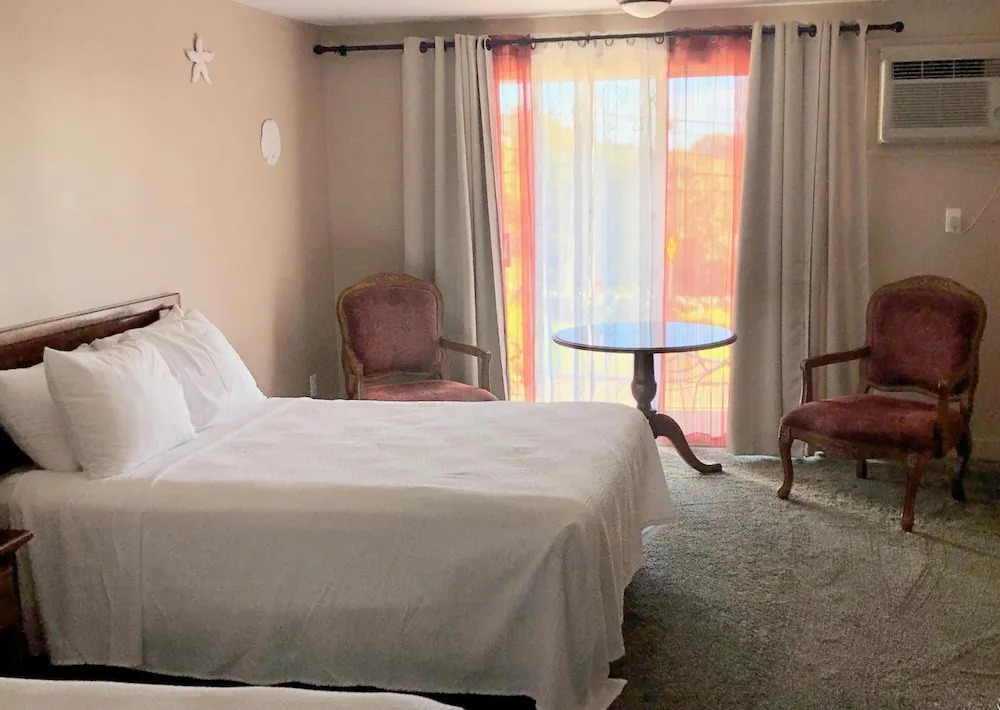 Sands Of Time Motor Inn & Harbor House
