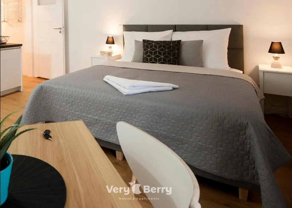 Klimatyczne i Nowoczesne Studio Very Berry w Poznaniu by Noclegi Renters