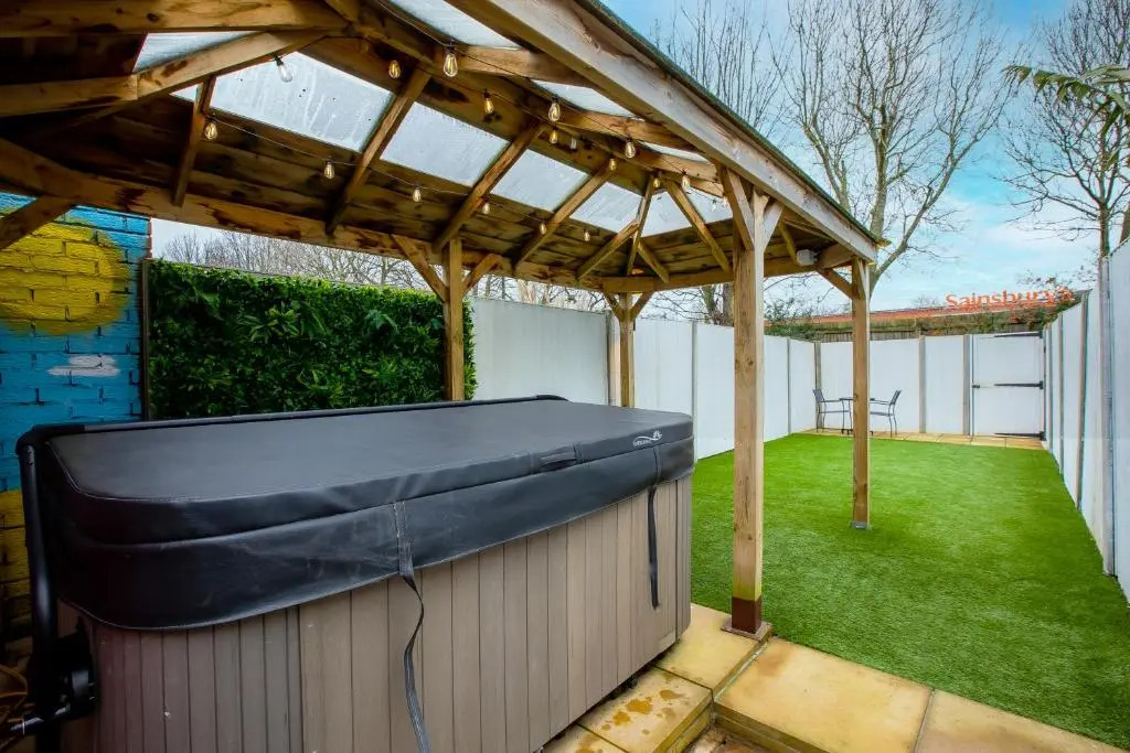 Stunning City Centre House With Hot Tub & Cinema Room