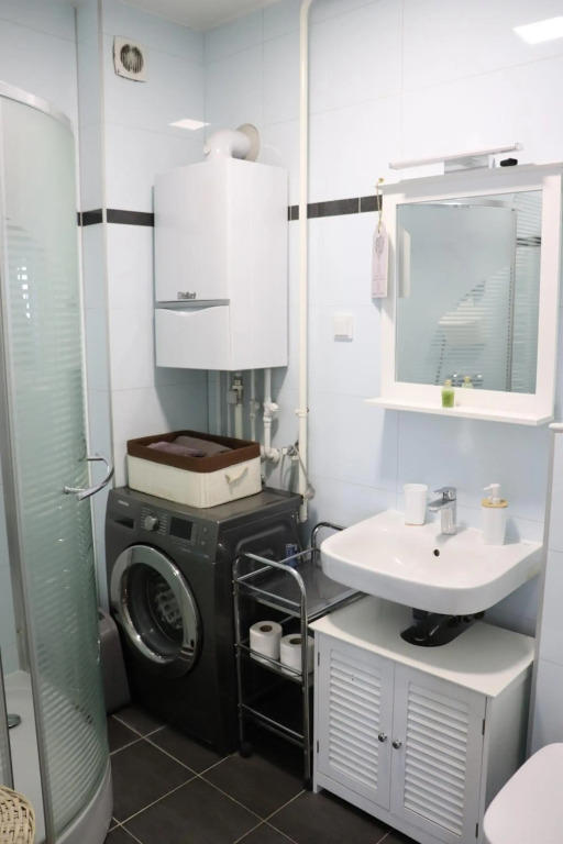 New elegant apartment with free parking and wifi