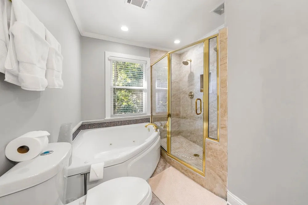 Beautiful Large Newly Renovated 5 Bedroom House
