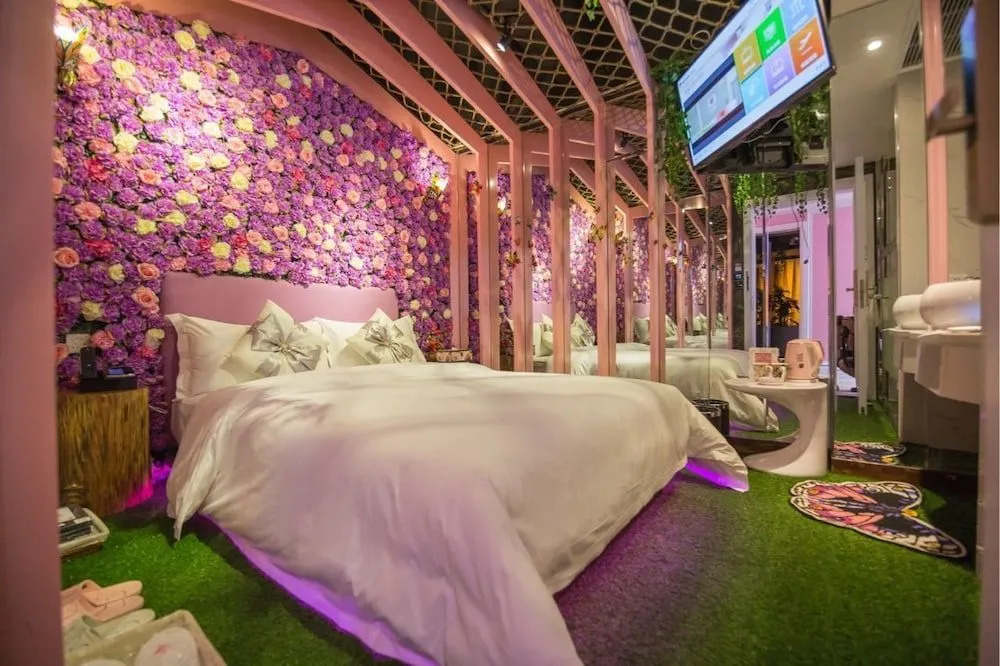 Love Of Swan Theme Hotel