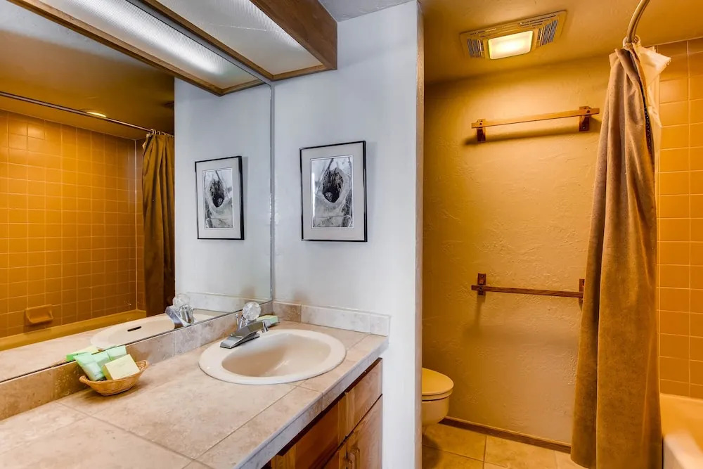 Ski-in/ski-out 2 Br - Sleeps 6 People 2 Bedroom Condo by RedAwning