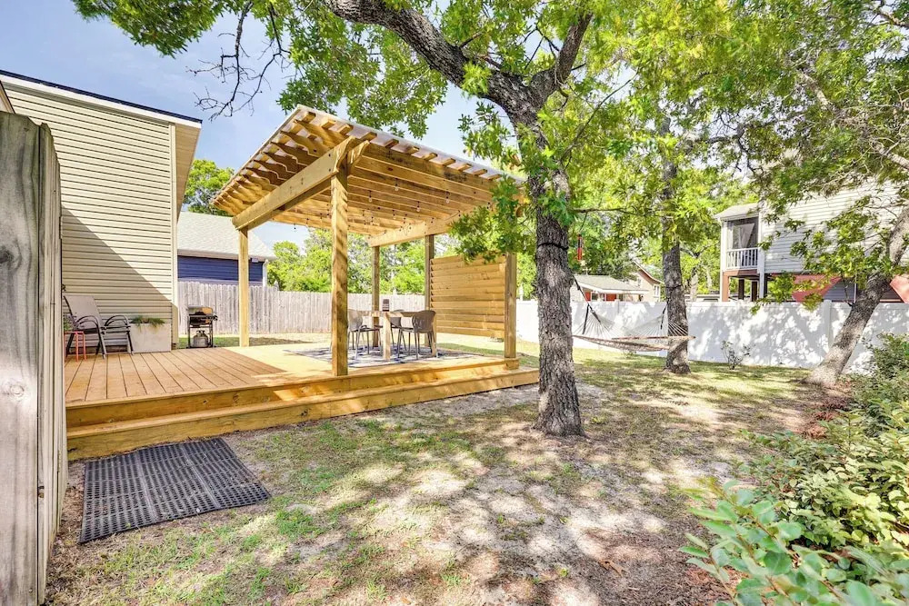 Oak Island Cottage: Minutes to Long Beach!