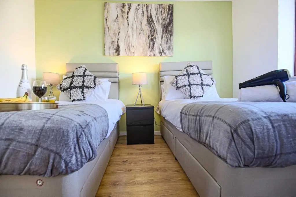 Cosy House - 7 minutes drive to City Centre - Fast Wifi, Smart TV with Netflix, Free Parking and Private Garden by Yoko Property