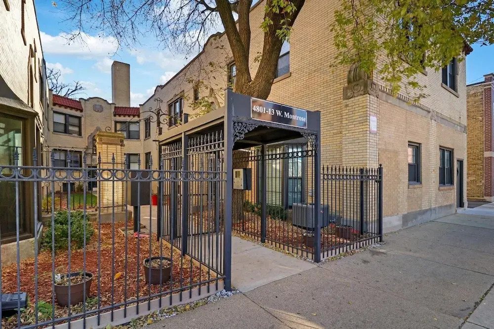 Appealing Montrose 1BR in Portage Park