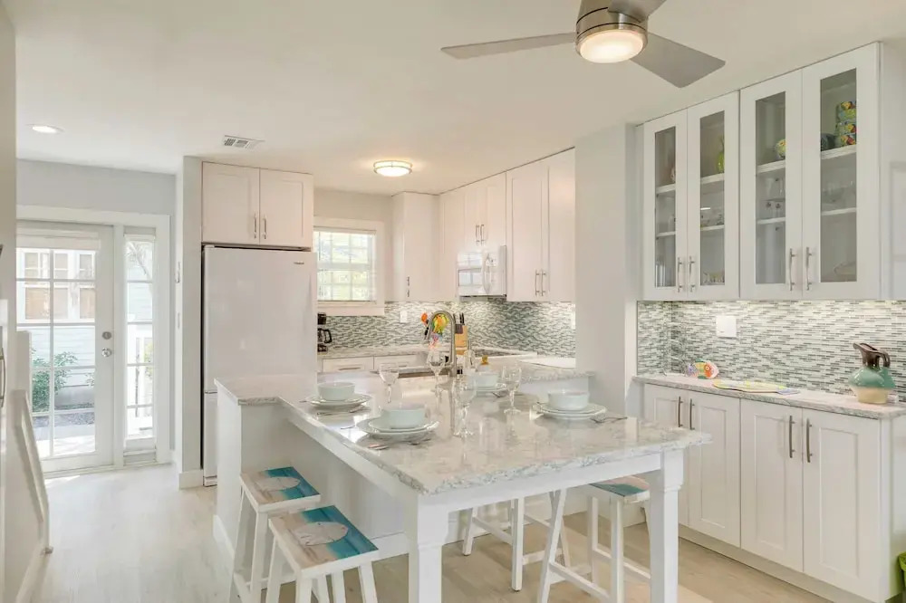 Bahamian Reed by Avantstay Walk to Everything! w/ Community Pool Month Long Stays Only