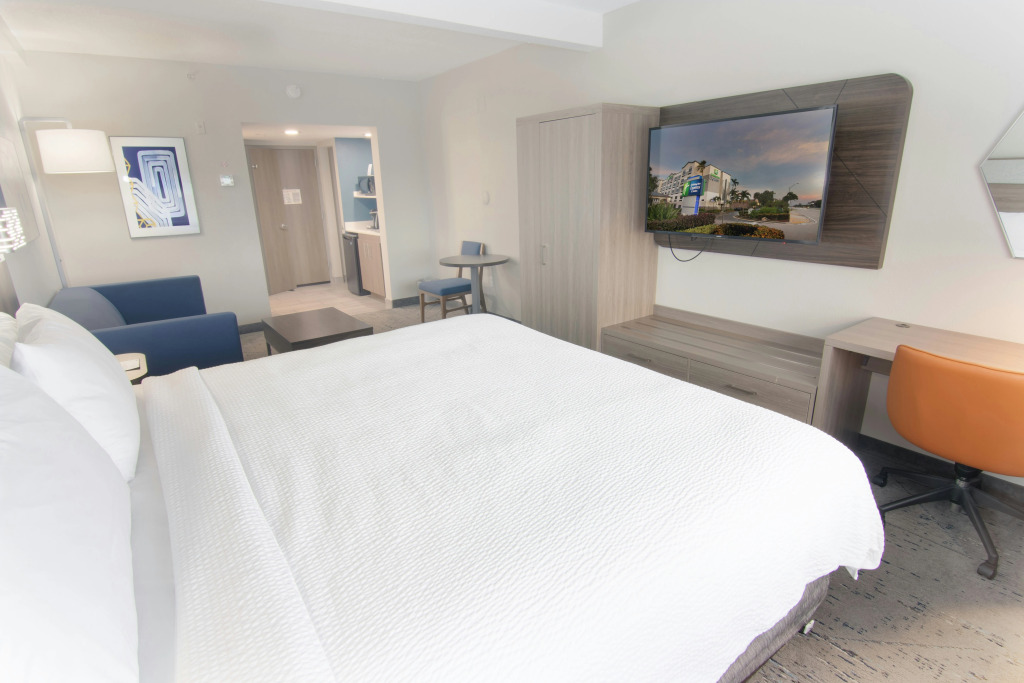 Holiday Inn Express and Suites Fort Lauderdale Airport West by IHG