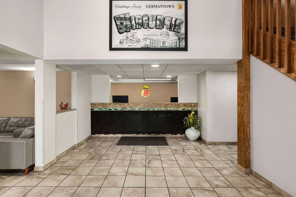 Super 8 by Wyndham Germantown/Milwaukee