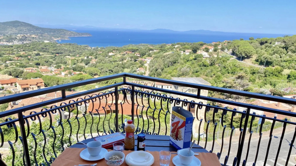 A few meters from the center of Capoliveri, attic penthouse with panoramic views-MANSARDA