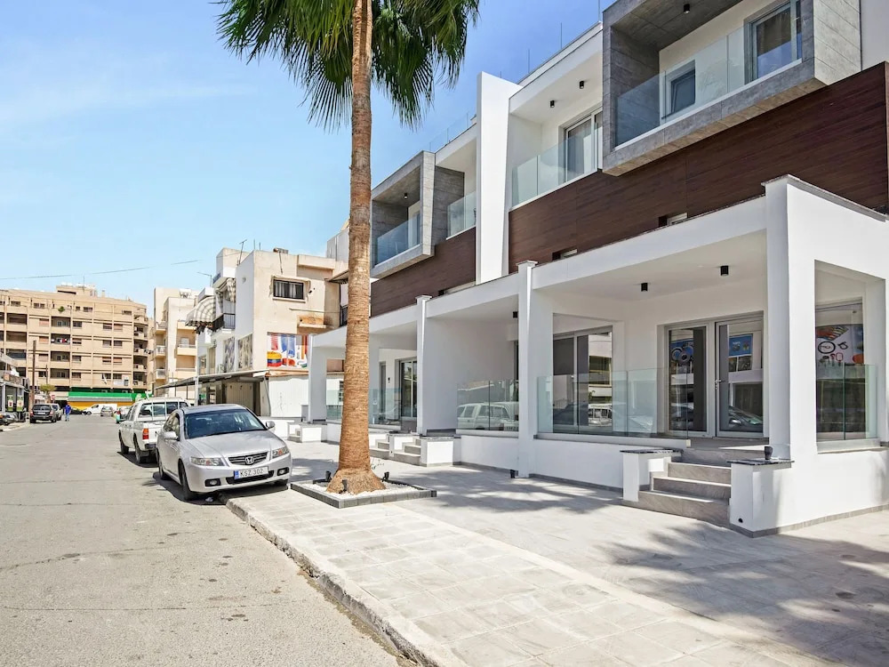 "sanders Crystal - Cool 2-bdr. Apt. w/ Terrace"