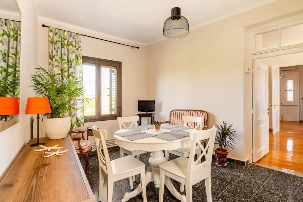 Mansion of 120 m2, with high ceilings and big yard