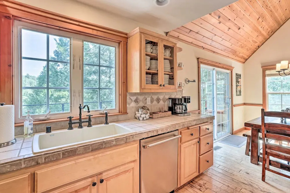Spacious Lake Arrowhead Home w/ Putting Green