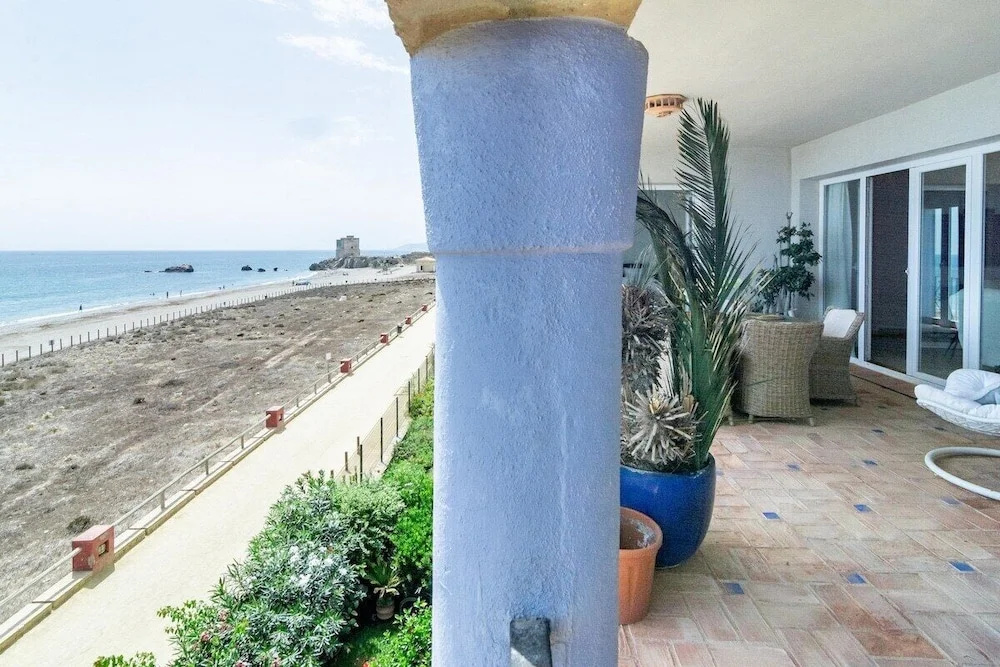 Lap- 3 bed Apartment on the Beach. Families Only