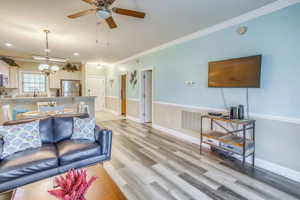 Screened-in Patio: Myrtle Beach Golf Condo