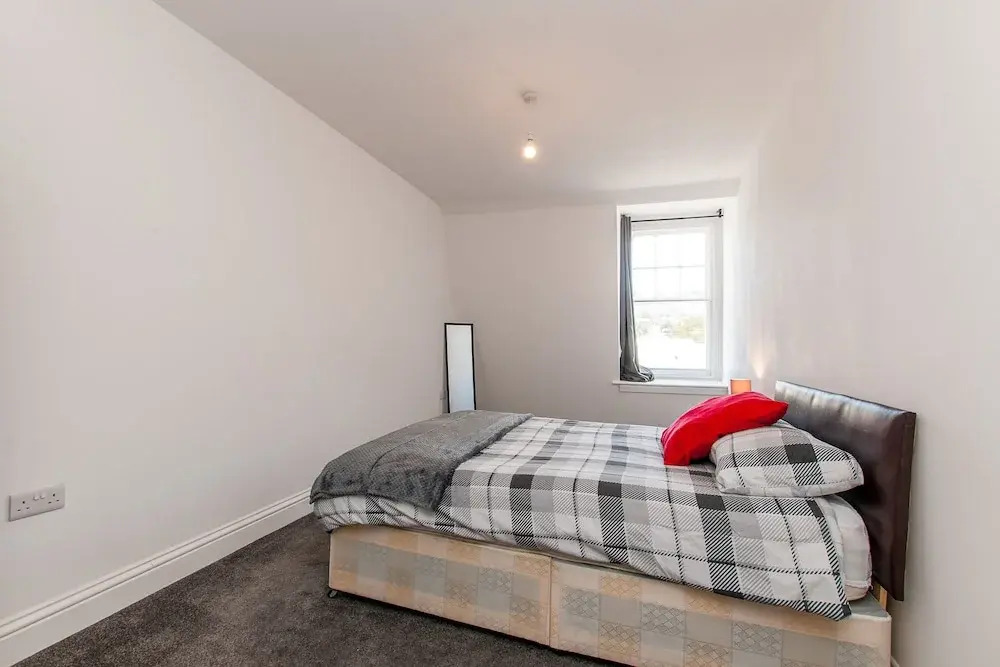 2 Bed Flat in Pedestrianized High Street