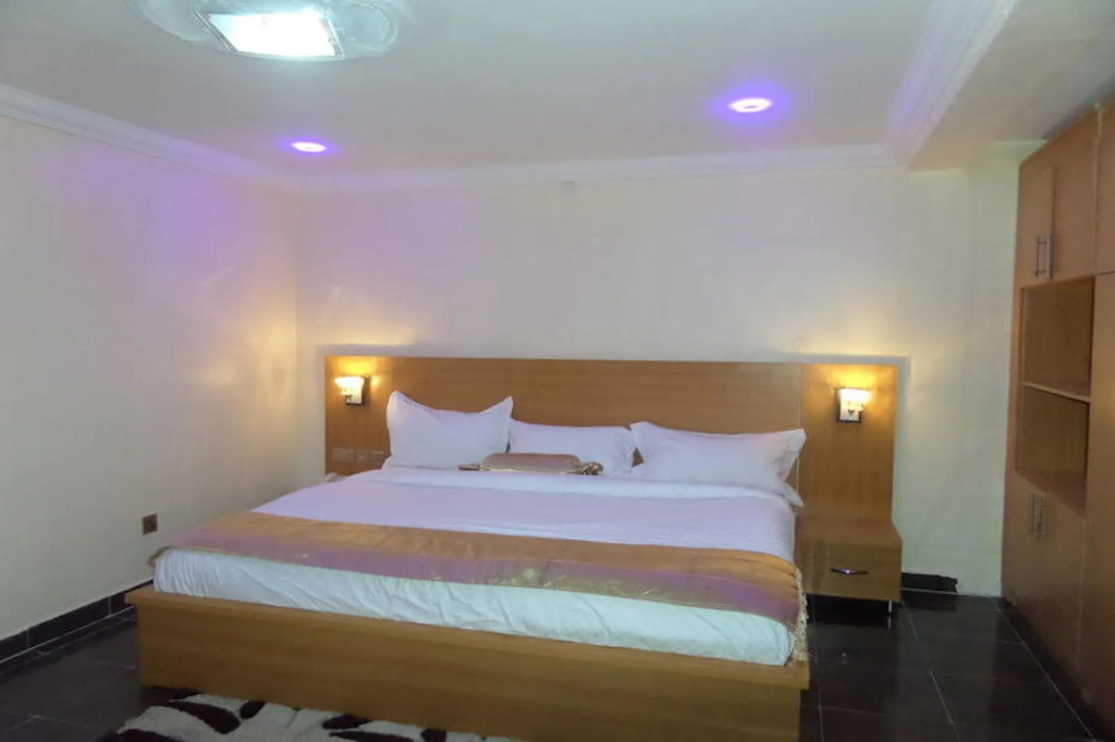 De-Golden Quest Hotel