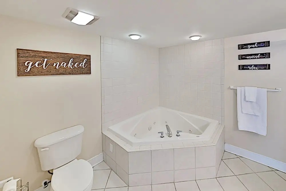 Bayside W/ Pool - Walk To Beach & Dining 2 Bedroom Condo