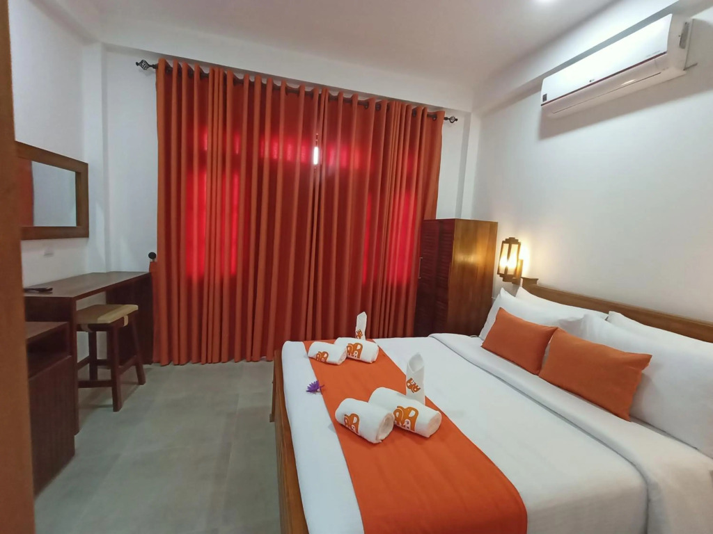 Three Elephant Holiday Inn