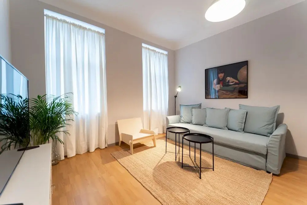 Spacious 2bdr Apt in Beautiful Neighborhood
