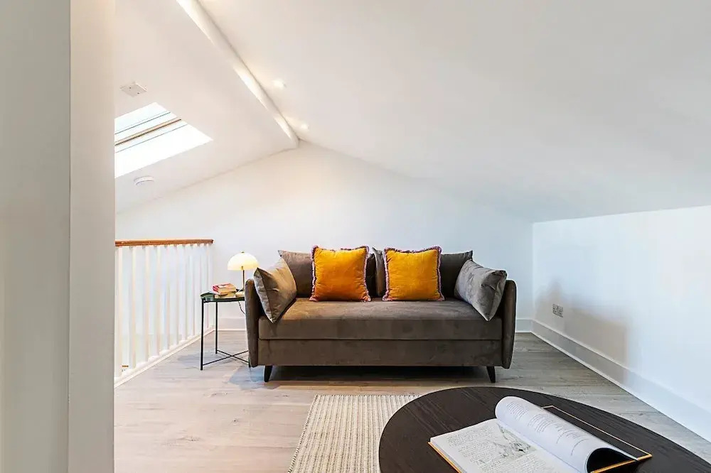 Stylish Chelsea Flat With Luxe Comfort Charm