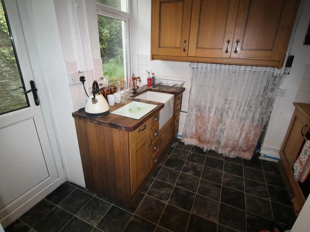 High Street 3 Bedroom House Near Cardiff by Cardiff Holiday Homes