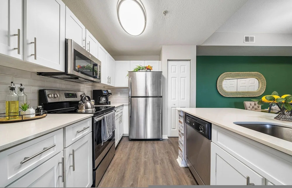 Spacious 3BR 2BA w Pool Gym Near Airport 4