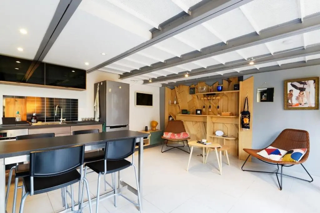 Air-conditioned duplex apartment with furnished terrace in the city center