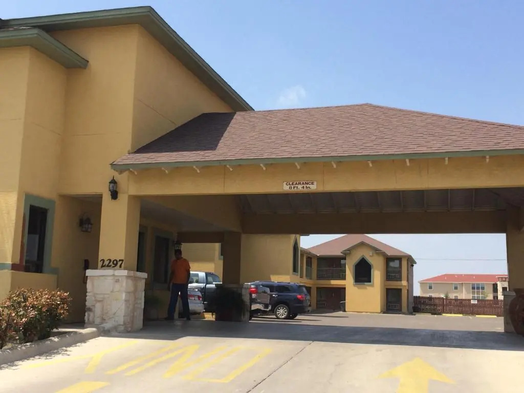 Country Hill Inn and Suites