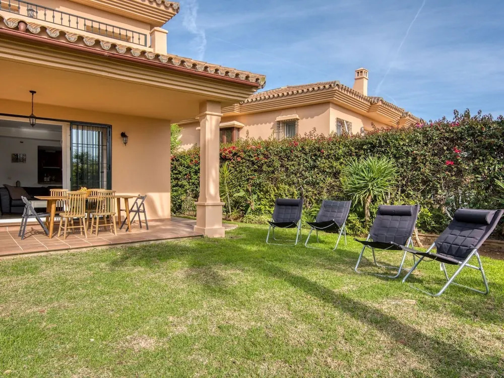 Peaceful Holiday Home in Sitio de Calahonda With Garden