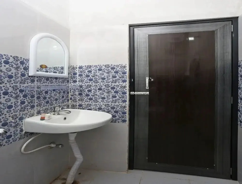 Hotel Mona Palace By OYO Rooms