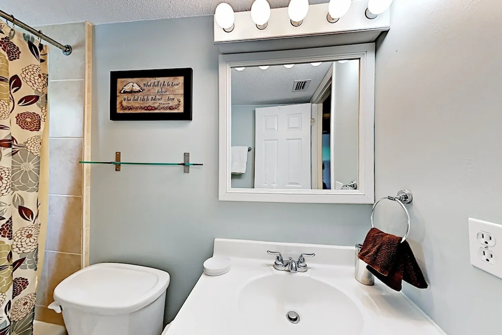 Waves 20 Condo - 2 Br condo by RedAwning
